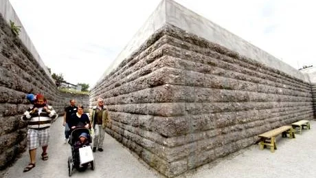 Handkraft. Som mest arbetade 250 man, bland annat många yngre värnpliktiga, med att bygga fortet. Kalksten bröts och höggs vid Stenkyrka och den här delen av bygget var klar 1914.