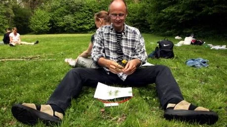 Lärare lär sig. Jan-Erik Steen, lärare på Montessoriskolan, lägger geometriska mönster med naturmaterial.