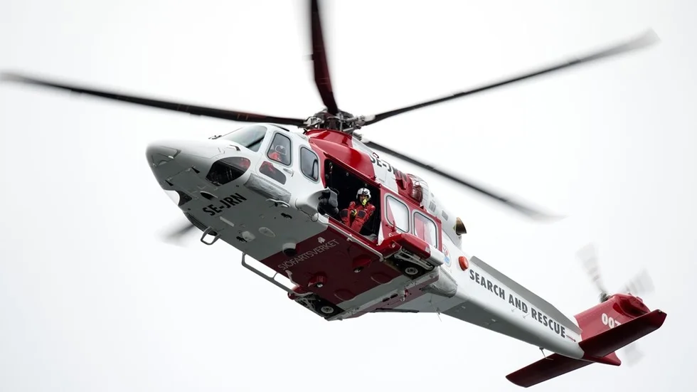 NORRKÖPING 2016-01-29 
Sjöfartsverkets räddningshelikopter Lifeguard 007 ( AW 139 SE-JRN ) söker över sjön Glan utanför Norrköping efter att någon hört en räddningsvisselpipa ljuda över isen. Räddningshelikoptern söker tillsammans med två svävare och räddningstjänstens dykare efter en eventuell nödställd person. 
Foto: Johan Nilsson / TT / Kod 50090