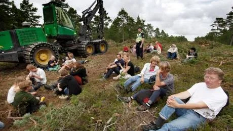 Passivt. Anders Nissling och övriga aktivister satt lugnt runt maskinen i aktionen mot Nordkalks brytning.