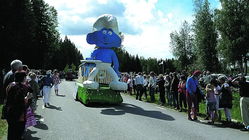 En smurf lika blå som midsommarhimlen.