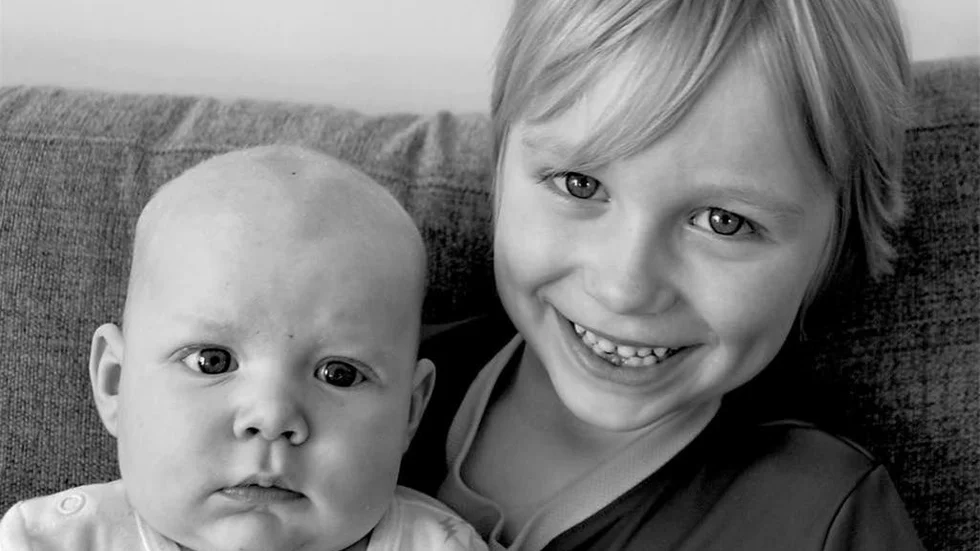 Anna Cedergren och Erik Lidquist, Umeå, fick den 24/6 sonen Henry. Vikt 4 470 g, längd 54 cm. Storebror heter Svante. Erik är född och uppvuxen i Linköping.