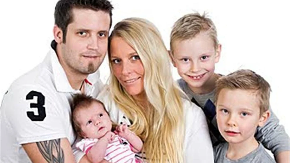Julia Kangas och Frank Fransson, Skrapegatan, Ödeshög, fick den 9/12 en dotter som heter Elisia. Vikt 3 290 g, längd 49 cm. Med på bilden är även storebröderna Liam och Wille.