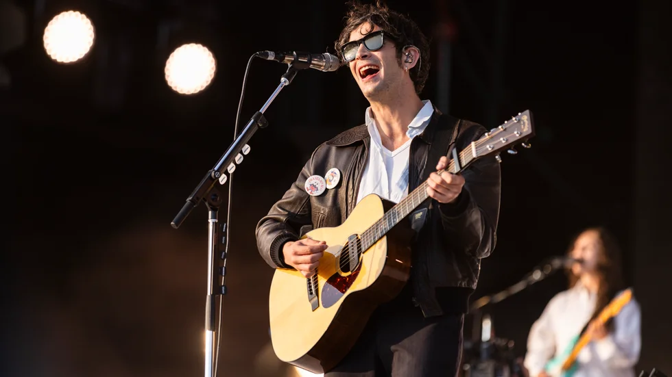 Matty Healy från bandet The 1975 spelade i Kuala Lumpur där han uttryckte kritik mot Malaysias anti-hbtqi-lagar och kysste sin manliga basist. Händelsen har fått festivalen att ställa in resten av sina konserter. Arkivbild.