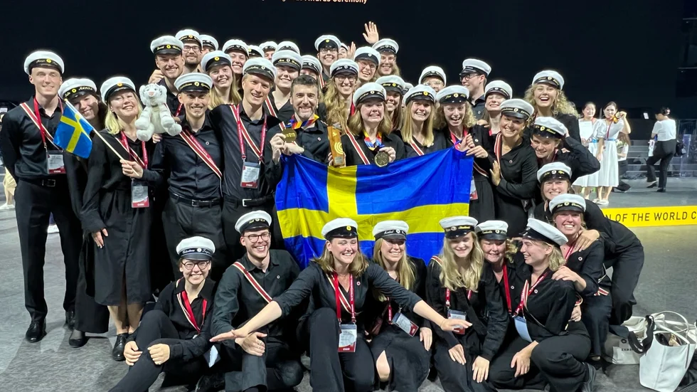 Norrlands nations kammarkör firar vinsten i "Mixed Chamber Choirs" under World Choir Games 2023 i Sydkorea.