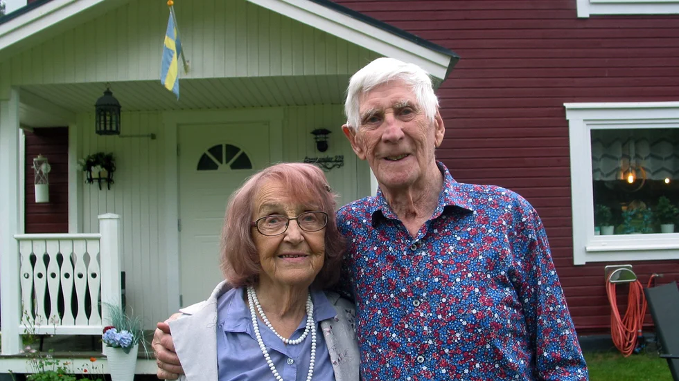 Makarna Siv och Osvald Lestander firar i dagarna sin 70-åriga bröllopsdag,. Här poserar paret framför brudens barndomshem i Auktsjaur där även bröllopsmiddagen hölls för nu sju decennier sedan.