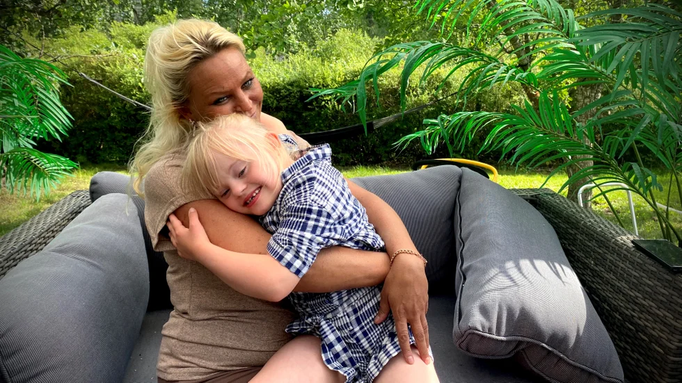 Under tiden hon var på rymmen gick Jinelle bland annat omkring och ringde på dörrar i Arnö och letade efter sin mamma Claudia Holmsell.