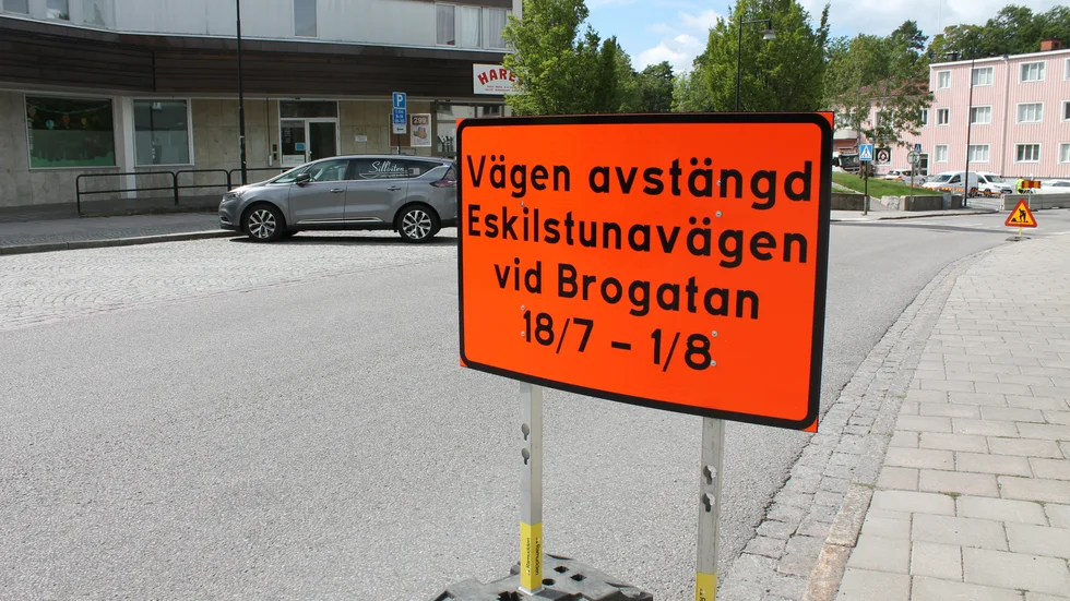Under tisdagen påbörjades anläggningen av ett övergångsställe och cykelöverfart i Torshälla.