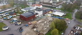 Bilderna inifrån rivningen – här faller silons betong till marken