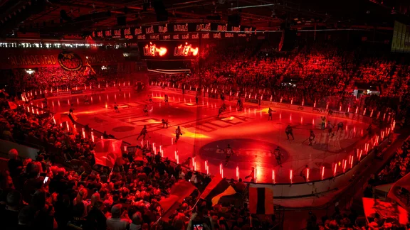 Hockeyfebern stiger – Youtubern Emil Hansius: "Är väldigt nervös"