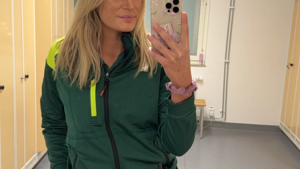 "Jag tycker det är väldigt viktigt att ha kul på sin arbetsplats", säger Ida Kostet, 29, om Sörmlandsambulansens påskhälsning på sociala medier som blivit viral.