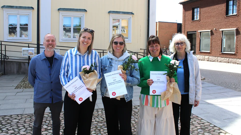 Sara Rundberg Green, Emma Blixt och Linda Ogebrink i arrangörsgruppen tillsammans med representanter från Vänsterpartiet i Vimmerby, Lars Johansson och Lise-Lotte Betilsson. Johanna Krantz Svensson, också i arrangörsgruppen, saknades vid prisutdelningen.