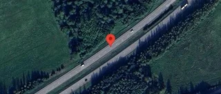 En stillastående lastbil ger stopp i ett körfält på E18