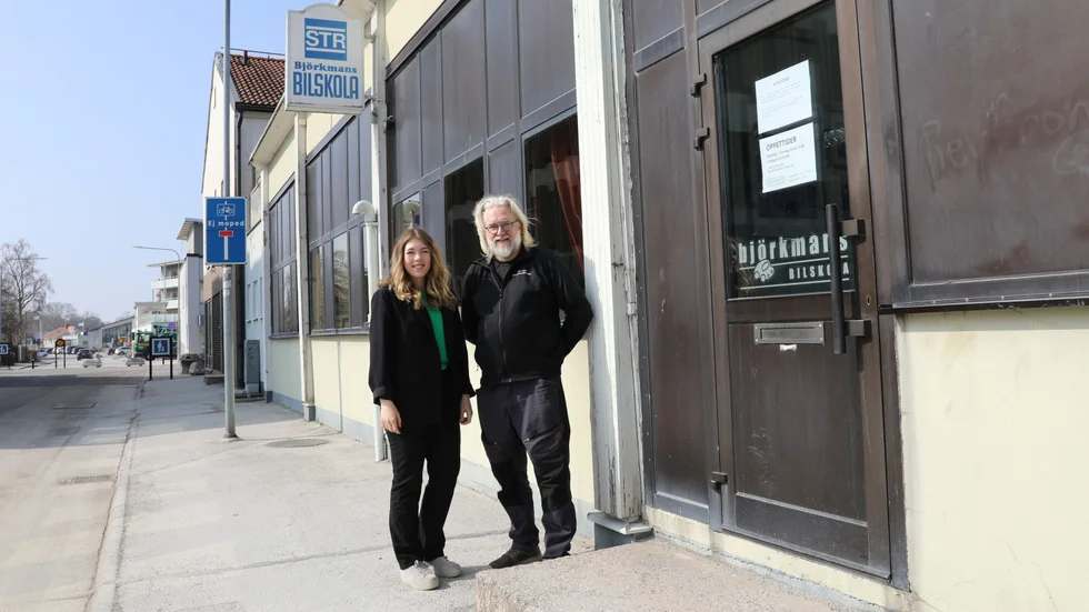 Björkmans bilskola lämnar Scheelegatan och Östercentrum efter 76 år i kvarteret. Emmy Nordvall och Stefan Bonn ser fram mot den stundande flytten.