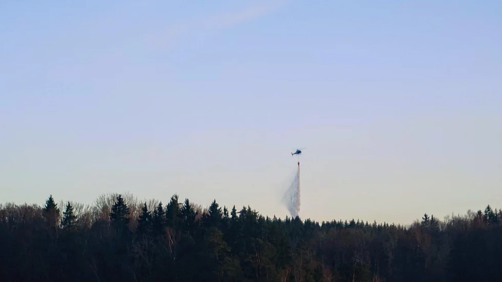 Räddningstjänsten bekämpar branden med helikoptrar. 