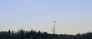 Skogsbrand på ö utanför Enköping – helikoptrar på plats