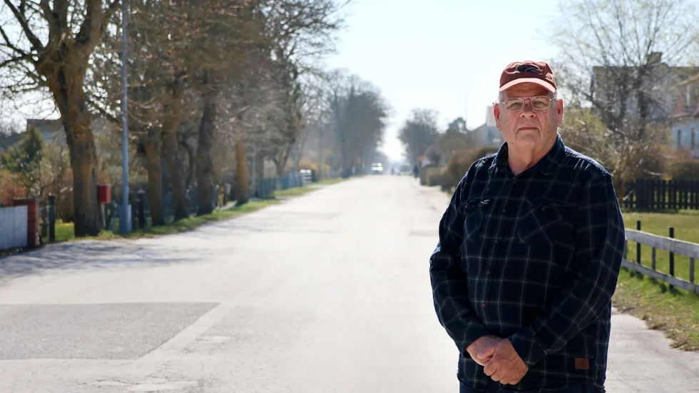 Bertil Eklund bor vid Strandvägen och kan inte förstå hur den helt plötsligt har blivit så farlig att parkeringsförbud införs och att körbanan måste smalnas av för att skapa vägren.