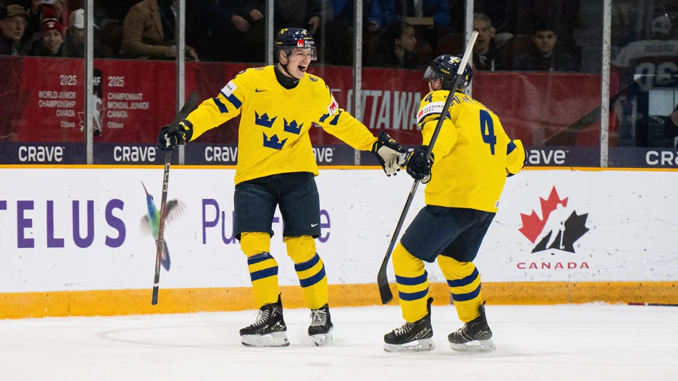 Sverige har inlett junior-VM med tre övertygande segrar. Här syns Rasmus Bergqvist och Axel Sandin-Pellikka jubla över ett mål tidigare under turneringen.