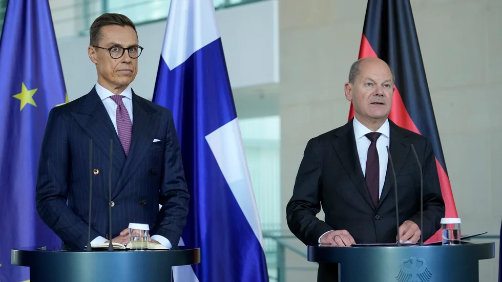 Presidentmakten är en förklaring till färre tvära kast i den finska politiken. Här Alexander Stubb på besök hos förbundskansler Olaf Scholz i Berlin i oktober.