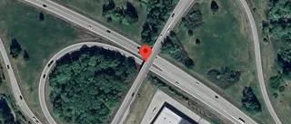 Singelolycka påverkar trafiken på E20 – stopp i ett körfält