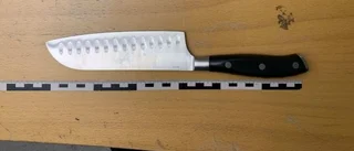 Motalakvinna döms för grovt brott – hade stor kökskniv i jackan