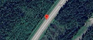Stillastående personbil på E4 – stopp i ett körfält