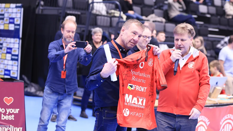 Eskilstuna-Kurirens sportchef Per Gillberg tackades av under pausvilan.