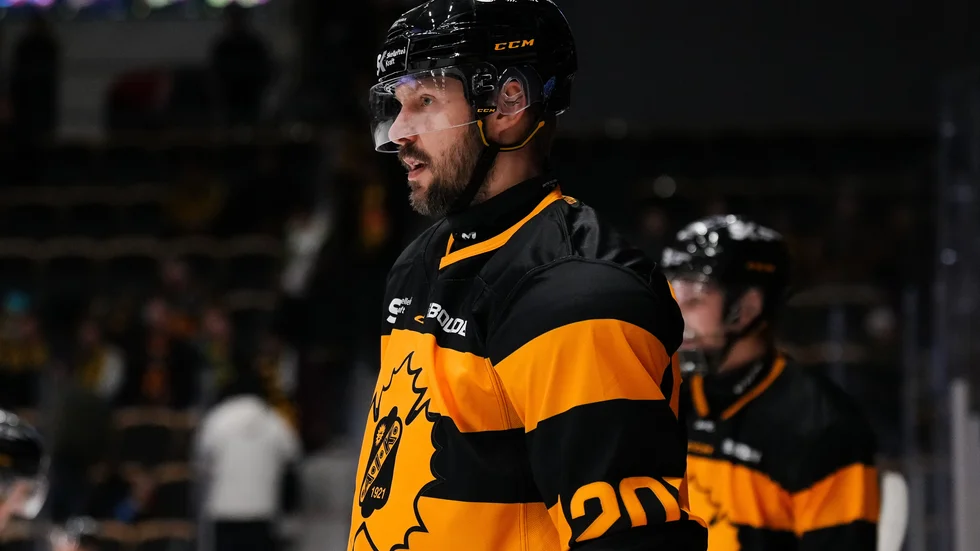 Som 39-åring fick Marcus Eriksson göra SHL-debut, och nu kan veteranen snart vara på väg mot sitt första utlandsäventyr.
