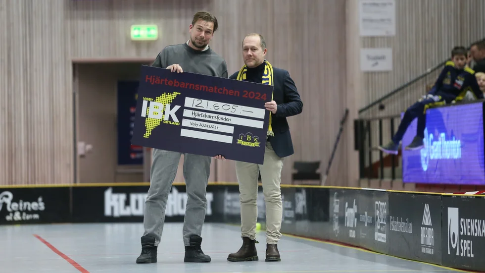 I samband med förra årets Hjärtebarnsmatch överlämnade Hans Pedersén (höger) en check om 121 000 kronor till Mattias Barsk från Hjärtebarnsfonden.