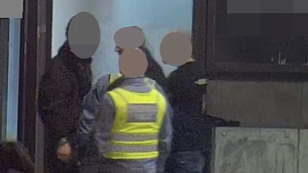 Bråket fångades av polisens övervakningskamera. 