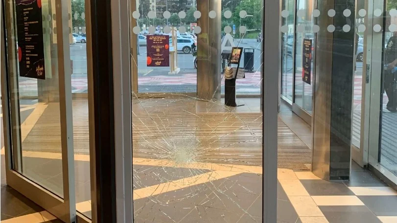 Tonårspojken erkänner att han sparkat sönder glasrutan på Gottsunda Centrum.