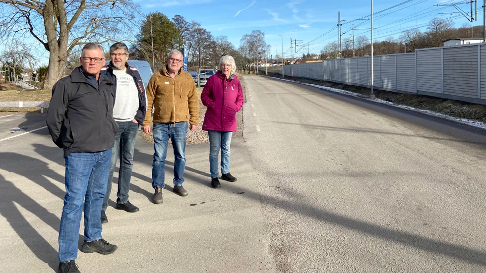 Stellan Axelsson, Bo Karlsson, Per-Ola Nygren och Ann-Britt Karlsson bor alla i de nybyggda höghusen på Södra stranden. De vill nu att Motala kommun gör något för att få ner hastigheteten på trafiken som passerar på Fabriksgatan.
