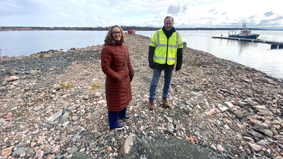Joanna Wasshem och Mikael Persson från Gästrike vatten vid det första synliga arbetet med VA-investeringen i Öregrund. Här ska pilotanläggning för avsaltning av havsvatten växa fram.