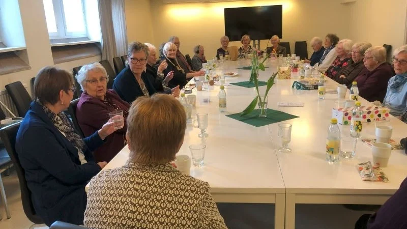 Kvinnfolki fikar i samband med årsmötet.