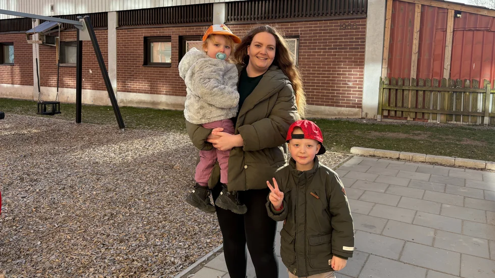 Femårige Ted hade helst velat ha en studsmatta i parken. Här är han med mamma Ellinor Öhr och lillasyster Freja. 