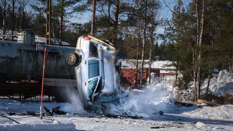 Med en hastighet motsvarande en krock i 90 kilometer i timmen träffar fronten marken. Överlevnadschansen hade varit minimal i den här bilen.