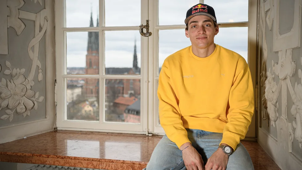 Armand Duplantis på Uppsala slott med domkyrkan i bakgrunden.