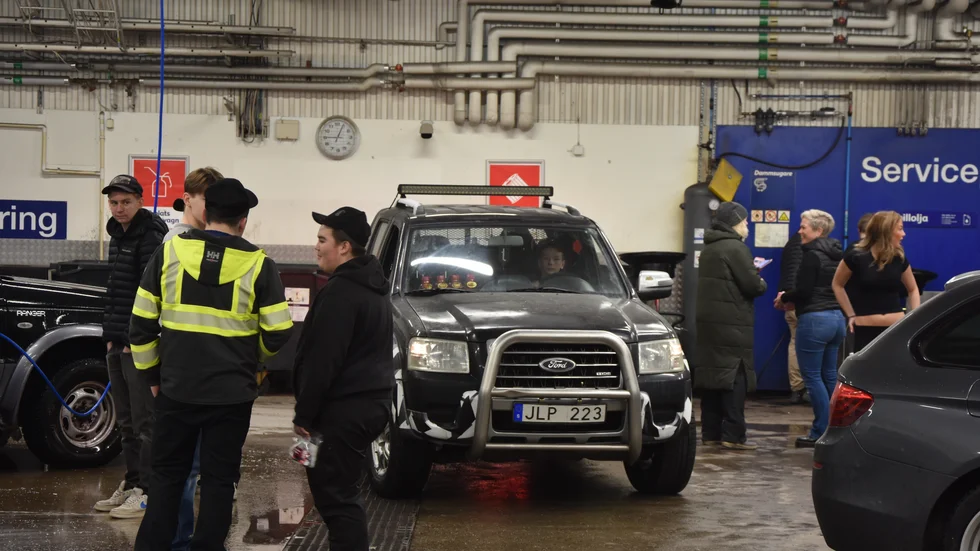 Under fredagskvällen anordnade OKQ8 Robertsvik en gratis tvättkväll för a-traktorförare. När Kuriren kom dit var tvätthallen redan full av a-traktorförare och bilälskare. 