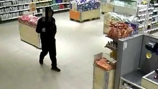 Mannen som åtalats för medhjälp till grovt rån fångades på övervakningskamera när han tog ut pengar med målsägandes kort. Mannen nekar till brott.