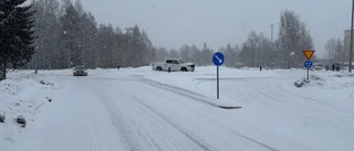 Stopp i morgontrafiken – bil fast i rondell