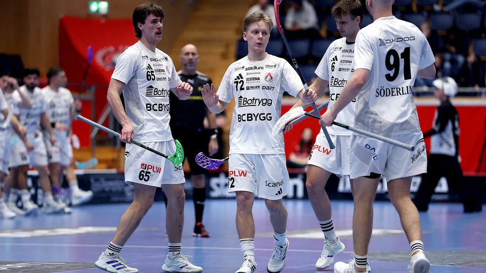 Libk-spelarna Oskar Hovlund, Melker Hemmingberg och Oskar Seth under förlustmatchen mot Storvreta i Uppsala. Förlusten var Libk:s tredje raka och formen känns vacklande inför stundande slutspel. 