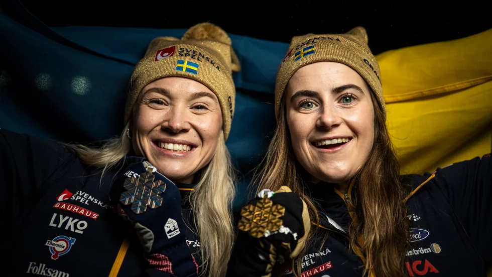 Sveriges och Piteås Ebba Andersson (guld) och Jonna Sundling (brons) firar efter damernas skiathlon under skid-VM i Trondheim.