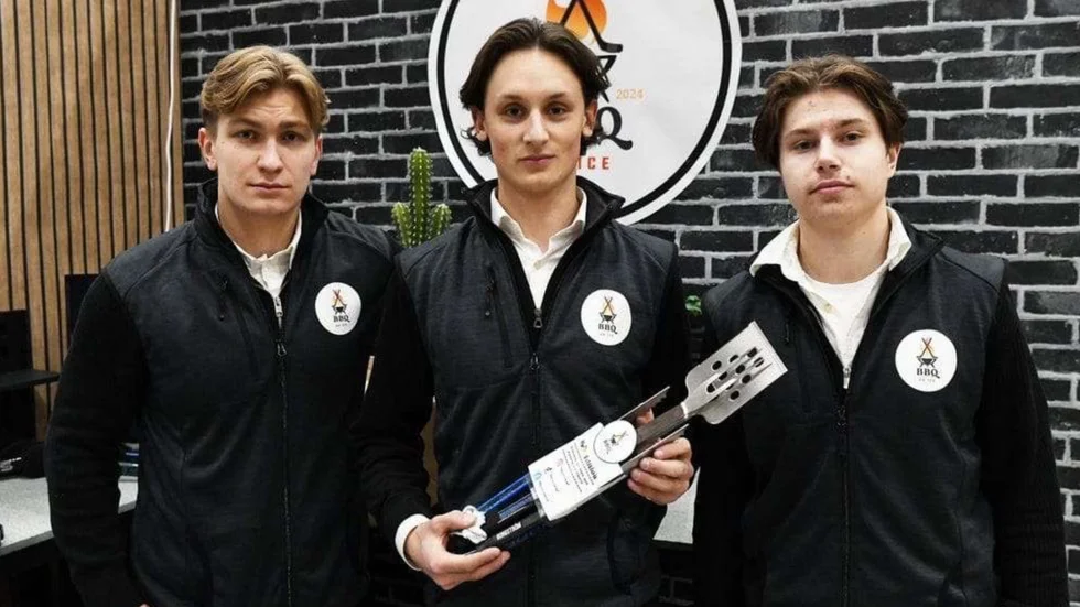 Stockholmsmässan nästa! BBQ on ice med Christoffer Forsberg i mitten är klart för SM-final i UF. Tillsammans med kompisarna Lucas Forsell och Elliot Johansson driver Mariefredssonen BBQ on ice där trasiga hockeyklubbor omvandlas till grillbestick.