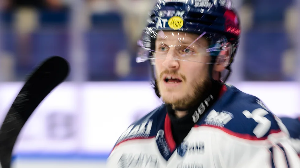 Linköpings Henrik Törnqvist under värmningen inför matchen mot Färjestad. Mer spel än så blev det dock inte för LHC-forwarden. 