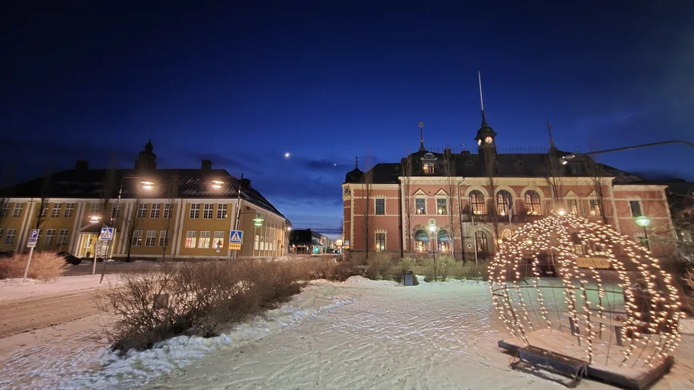 Sune Nilsson tog den här bilden på torget i Haparanda med Stadshotellet och Sverigefinska Folkhögskolan. Bilden är tagen den 2 mars.