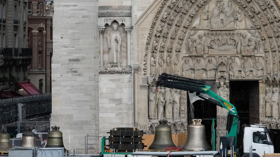 Klockorna utanför Notre Dame i Paris.