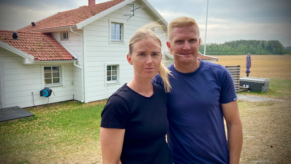 Beatrice Amsköld och Patrik Landstorp skattar sig lyckliga att vinden blåste branden bort från huset.