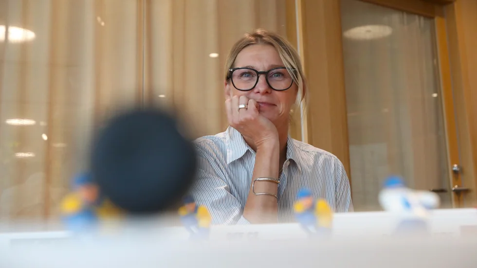 ""Att vara vd här är till viss del som vilket annat aktiebolag som helst, samtidigt är det något som engagerar väldigt många. Jag har till syvende och sist ett ansvar mot våra ägare, som är de 14 klubbar som spelar i SHL", säger Jenny Silfverstrand. 