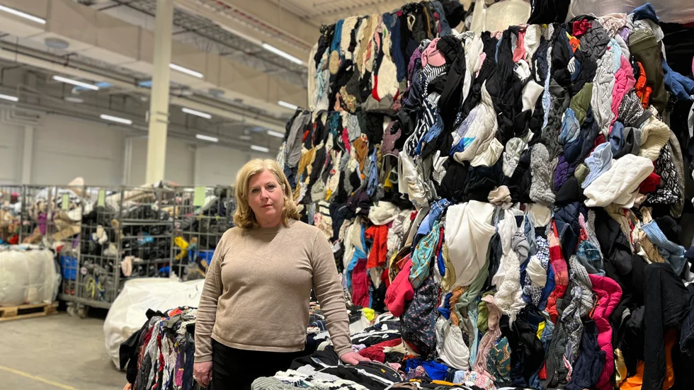 Matilda Wester, varuförsörjningschef på Myrorna, säger att det kostar för mycket att hantera den stora mängden textilsopor som blandas med säljbara kläder. Men containern för inredningsprylar kommer att finnas kvar på Björshult.