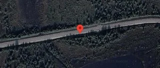 Flera stillastående personbilar ger ett körfält blockerat på väg 897